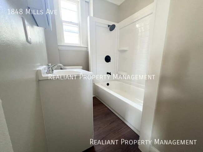 Building Photo - Stylish & Modern 2-Bedroom Apartment in th...