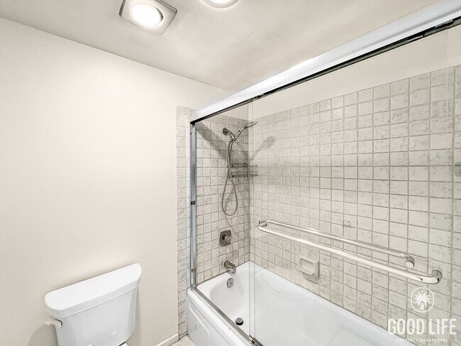 Building Photo - Beautiful 2B/2BA Townhouse with Attached 2...