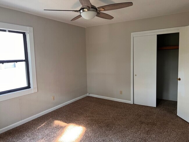 Building Photo - 2089 Pine Tree Dr