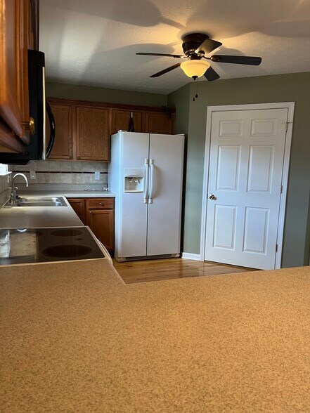 Building Photo - 320 Red Elm Ln