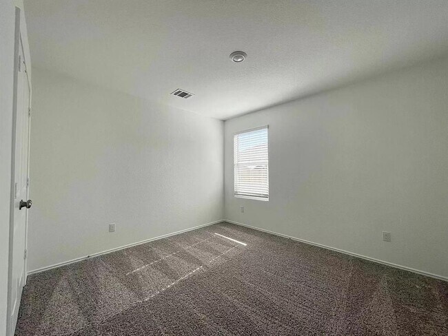 Building Photo - 104 Ulmus St