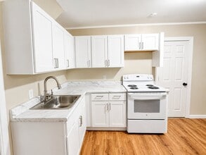 Building Photo - 993 N Quaker Ln
