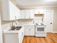Building Photo - 993 N Quaker Ln