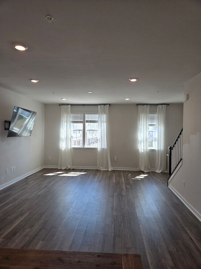 Building Photo - Beautiful Townhome in La Plata