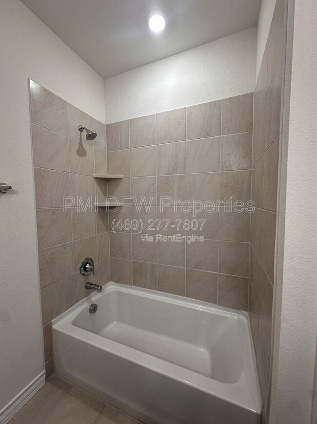 Building Photo - 663 Saxony Dr