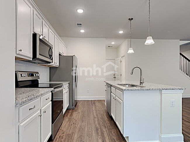 Building Photo - 610 W Lionel Rd