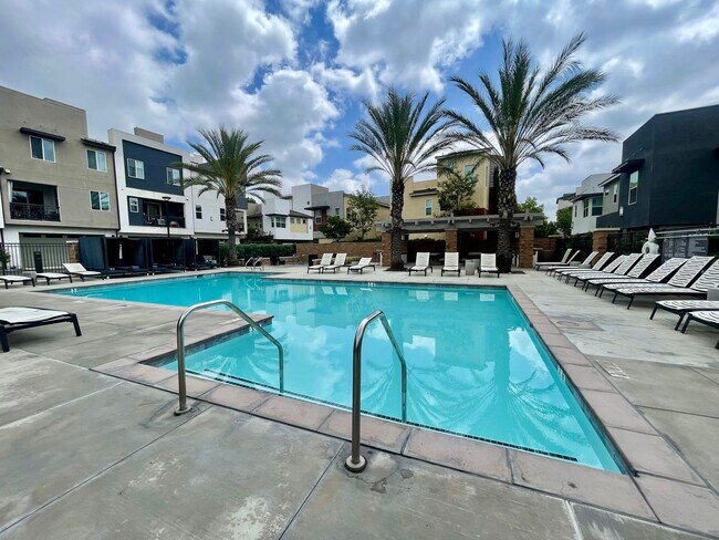 Building Photo - Beautifully upgraded townhome with 2-car i...