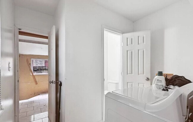 Building Photo - Stunning 6-Bedroom Townhome Near Temple University! Available August 2026!