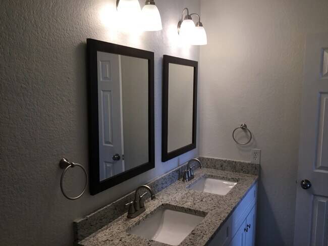 Building Photo - 112 Retama
