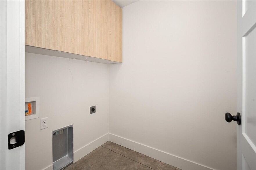 Building Photo - 3201 E 30th Ave