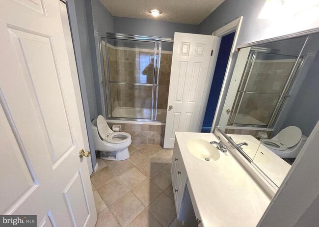 Building Photo - 214 Carriage Ct