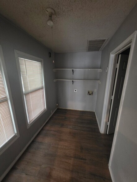 Building Photo - 211 W Huff Ave