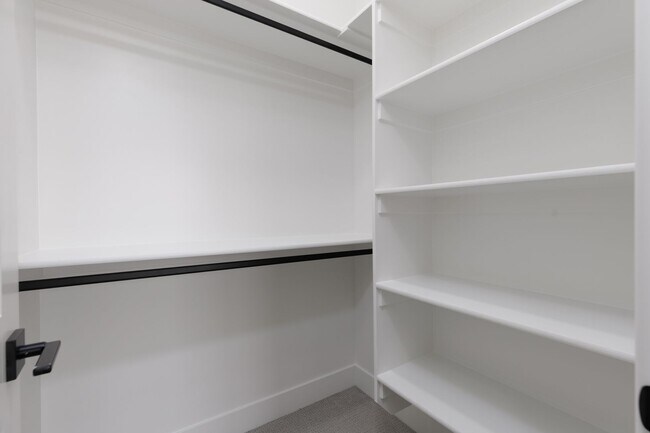 Building Photo - Gorgeous 5 bed | 3.5 bath |  Custom Home with RV Garage in Tonaquint!