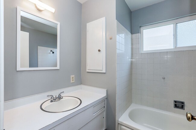 Building Photo - 3 Bed / 2 Bath San Bruno home in highly so...