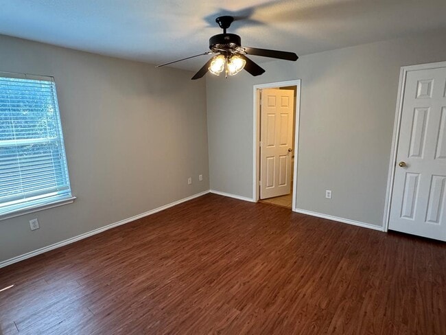 Building Photo - 423 Paddington Dr
