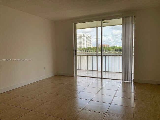 Building Photo - 2999 Point E Dr