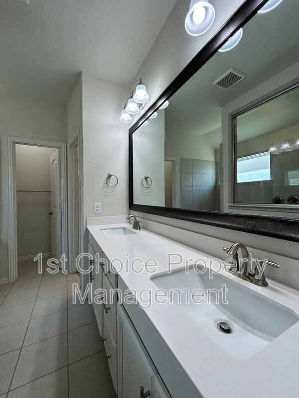 Building Photo - 952 Pinnacle Ridge Rd