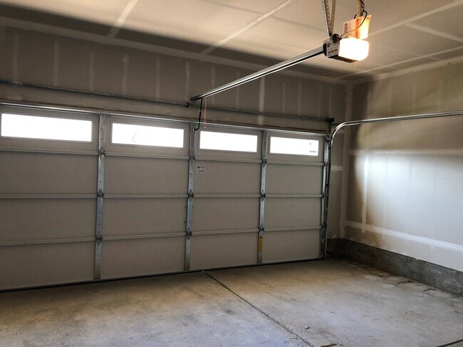 Building Photo - Beautiful newer 4 bedroom house in Coburg!