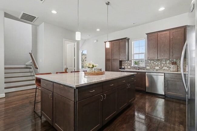 Building Photo - 1538 Dian St