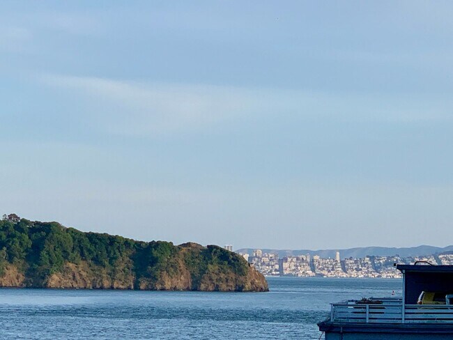 Building Photo - Stunning Waterfront 2 Bedroom Unit in Tibu...