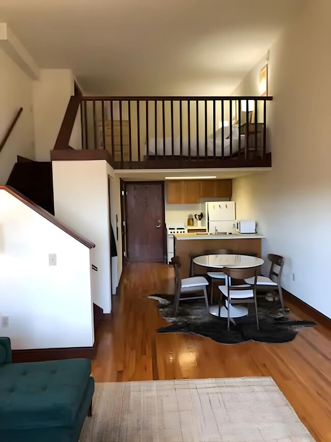 Building Photo - 402 W Dayton St