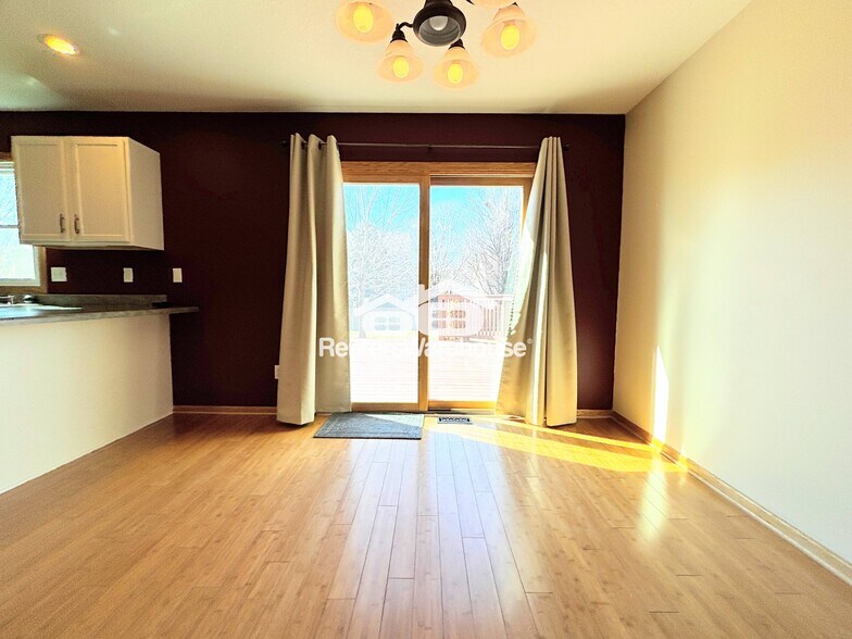 Building Photo - 330 NE Cardinal Ln