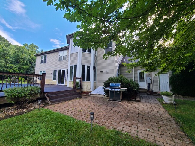 Building Photo - Six Bedroom Home in Park Ridge Estates