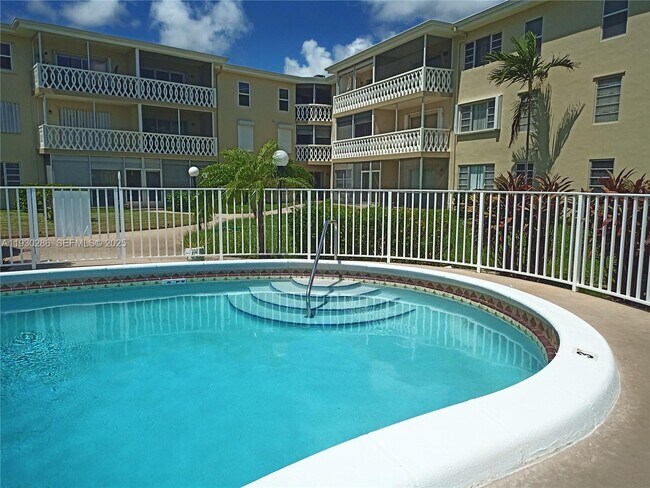 Building Photo - 450 Golden Isles Dr