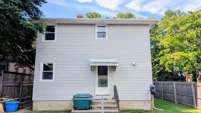 Building Photo - Hamden first floor apartment
