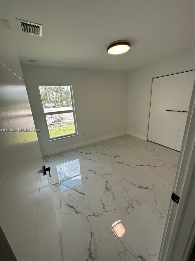 Building Photo - 1125 Milwaukee Blvd