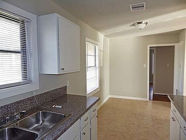 Building Photo - 3 bed / 1 bath home in South Houston - Mov...