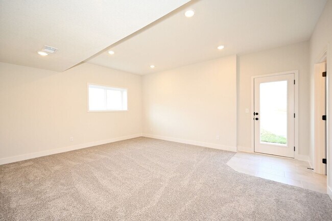 Building Photo - 103 Sally Cir