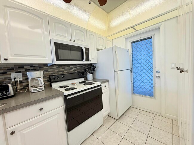 Building Photo - 470 Paradise Isle Blvd