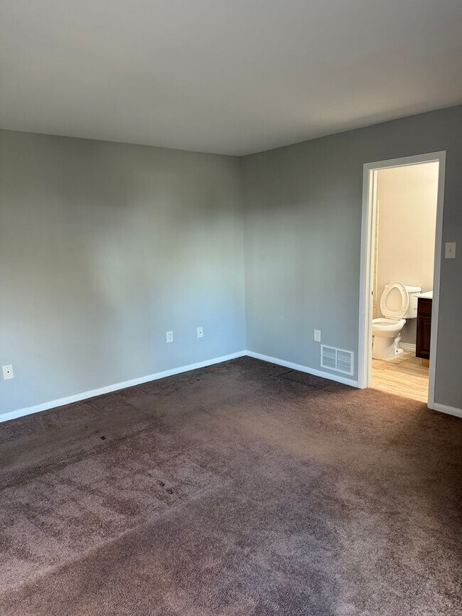 Building Photo - Move in Ready 2 Bedroom, 1 Bathroom First ...