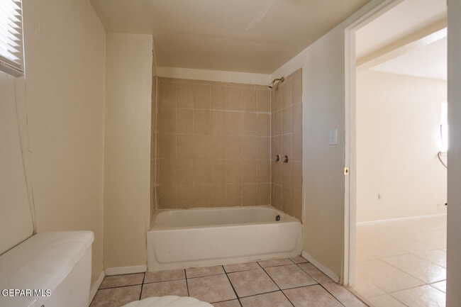 Building Photo - 5729 Waldorf Dr