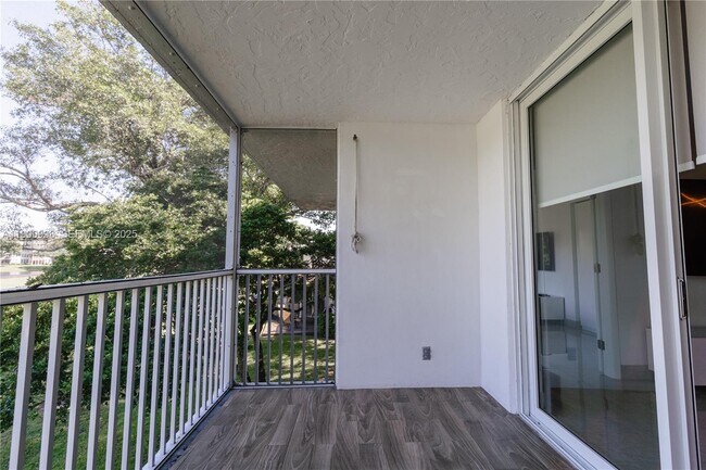 Building Photo - 4017 N Cypress Dr