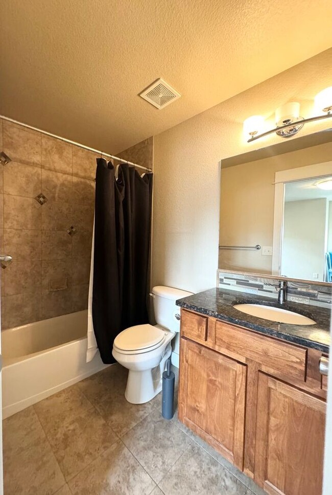 Building Photo - 3 Bedroom, 3.5 Bathroom Townhome, Close to...