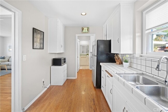 Building Photo - 2854 Mayflower Ave