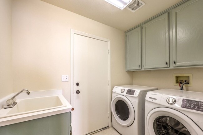 Building Photo - Stunning 4-Bedroom, 2-Bath Single-Family Home in Las Vegas