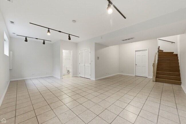 Building Photo - 3125 Lake Ave