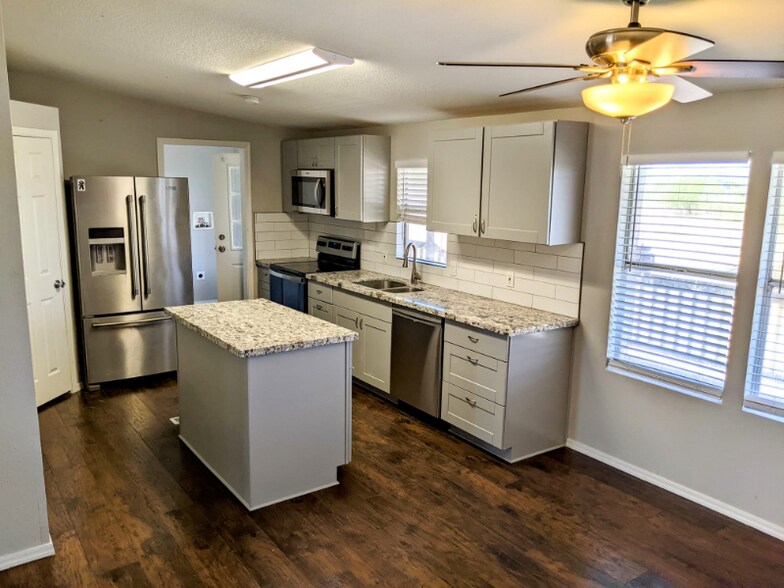 Building Photo - 10438 E Bella Ln