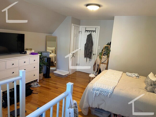Building Photo - Awesome 4 bed 2 bath in Brighton.... Starting Sept 1st!