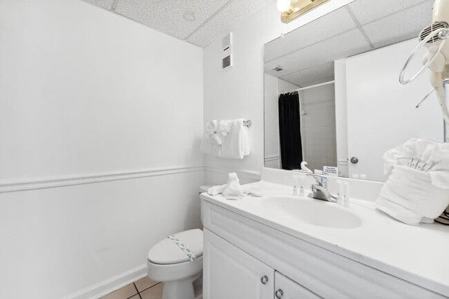 Building Photo - 8815 Thomas Dr