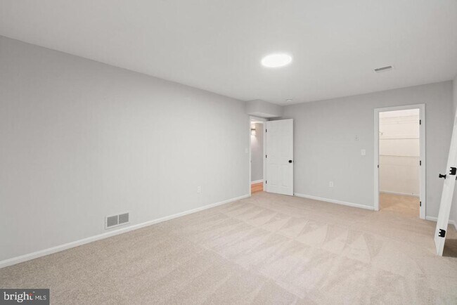 Building Photo - 100 Oak Dr