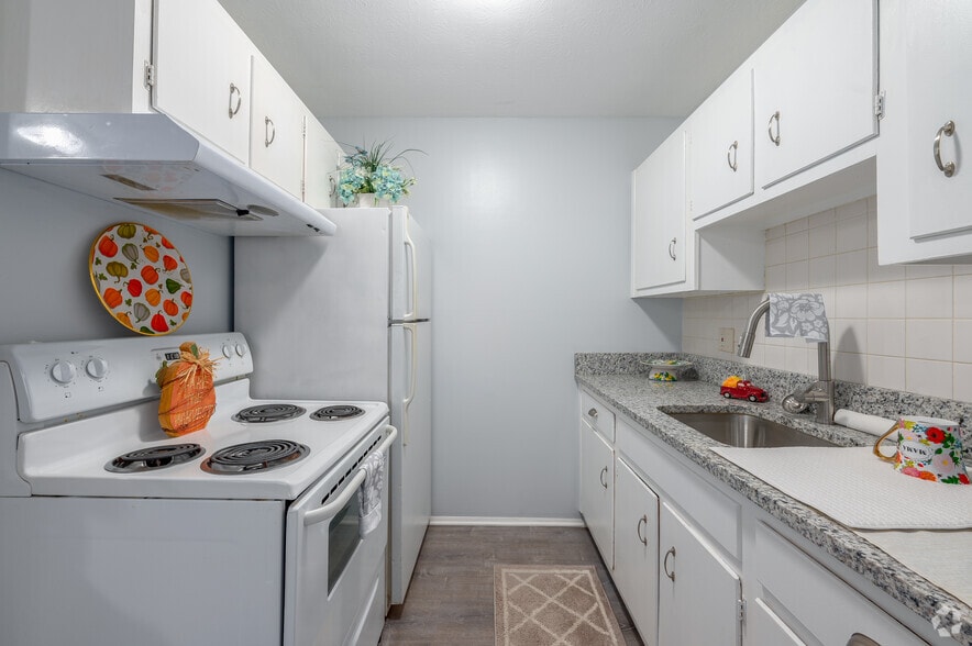 Unit 7 - 625SF - Kitchen - 12204 Madison Ave