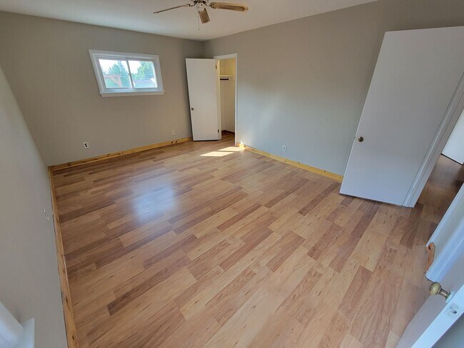 Building Photo - AVAILABLE AUGUST 15th - 4 Bed 3 Bath w/ Spacious Back Deck - SHORT TERM LEASE TILL END OF APRIL