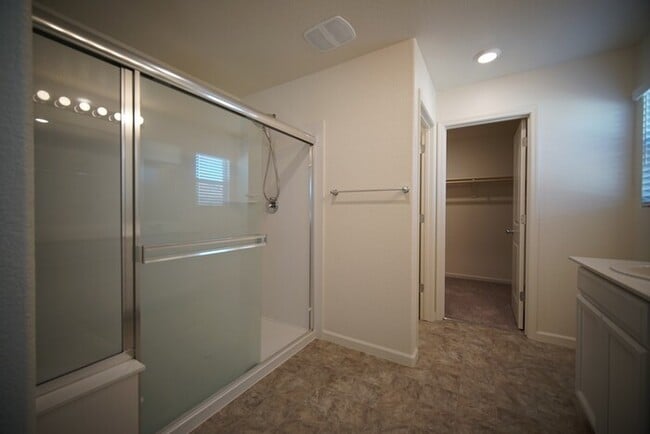 Building Photo - Beautiful 4 Bedroom PLUS office / den in Natomas!