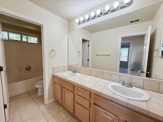 Building Photo - 5-Bed Gated Family Oasis | Prime Location & Backyard Space
