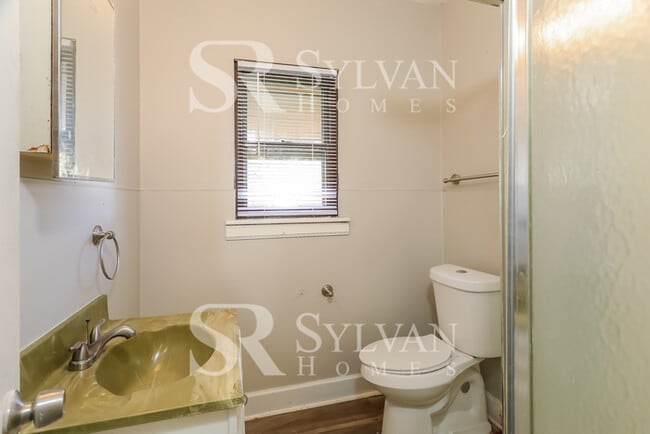 Building Photo - 3 BR, 2 BA home in Oakwood Estates