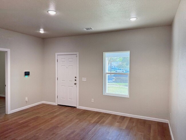 Building Photo - Fully Remodeled 3 Bed 2 Bath In Floral Hei...